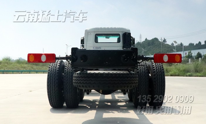 東風8*4底盤,專用車底盤改裝,東風重型底盤出口,四橋卡車底盤,30噸底盤出口