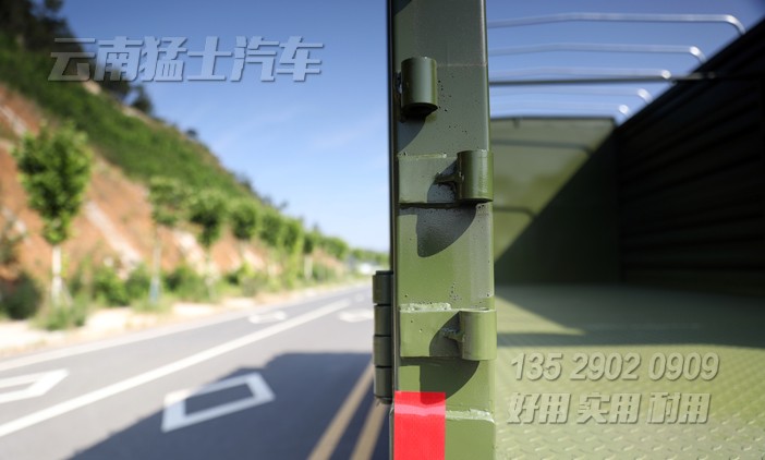 重型載貨卡車,物流運輸車,東風六驅卡車,340馬力越野車,5.8米貨箱貨車,6*6高墻板貨車,出口專用車,載15噸越野卡車