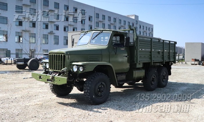 東風(fēng)25Y,軍綠色越野卡車,運兵車,EQ2082,帶絞盤的越野車,尖頭貨車