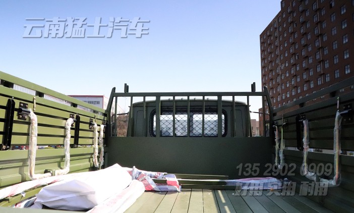 東風(fēng)25Y,軍綠色越野卡車,運兵車,EQ2082,帶絞盤的越野車,尖頭貨車