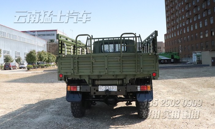 東風(fēng)25Y,軍綠色越野卡車,運兵車,EQ2082,帶絞盤的越野車,尖頭貨車