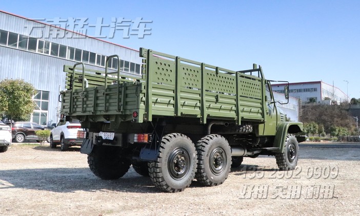 東風(fēng)25Y,軍綠色越野卡車,運兵車,EQ2082,帶絞盤的越野車,尖頭貨車