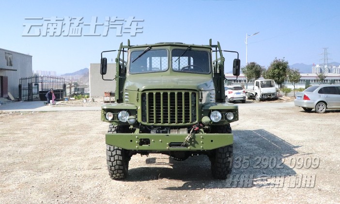 東風(fēng)25Y,軍綠色越野卡車,運兵車,EQ2082,帶絞盤的越野車,尖頭貨車