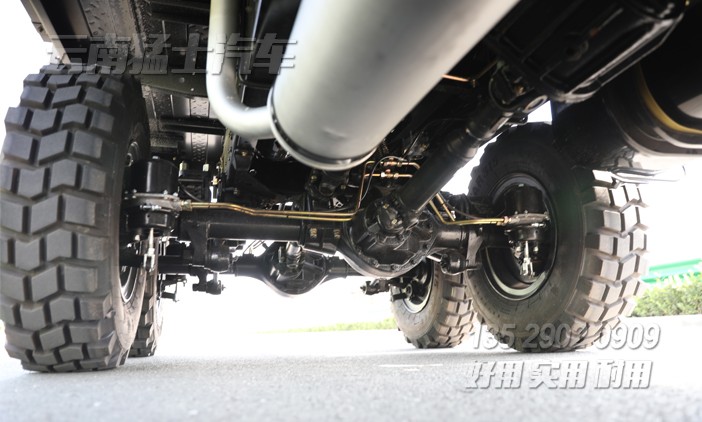 出口型輕卡,2.5噸越野卡車,東風山貓整車,駝灰色卡車,加強款卡車,六驅柴油載貨車