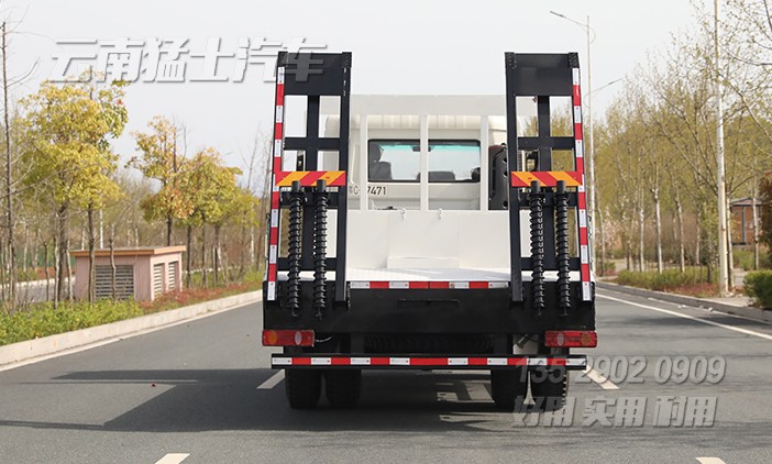 平板挖機(jī)車,挖掘機(jī)運(yùn)輸車,挖機(jī)托運(yùn)平板車,鉤機(jī)板,液壓爬梯車