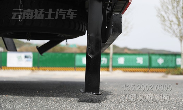 平板挖機(jī)車,挖掘機(jī)運(yùn)輸車,挖機(jī)托運(yùn)平板車,鉤機(jī)板,液壓爬梯車