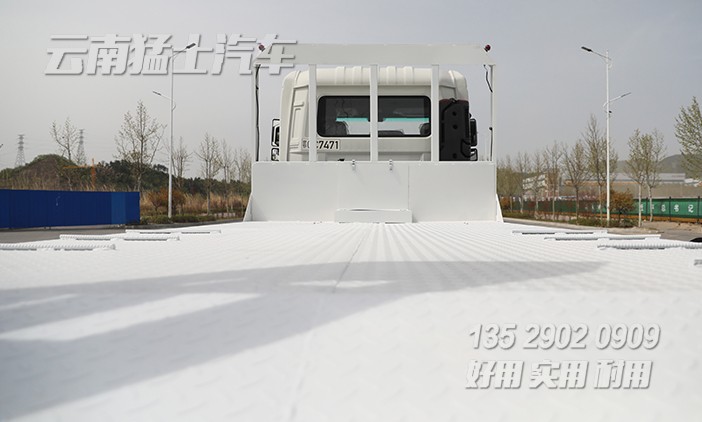 平板挖機(jī)車,挖掘機(jī)運(yùn)輸車,挖機(jī)托運(yùn)平板車,鉤機(jī)板,液壓爬梯車