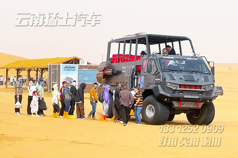 游客們不懼風(fēng)沙爭(zhēng)先恐后體驗(yàn)沙漠車(chē)